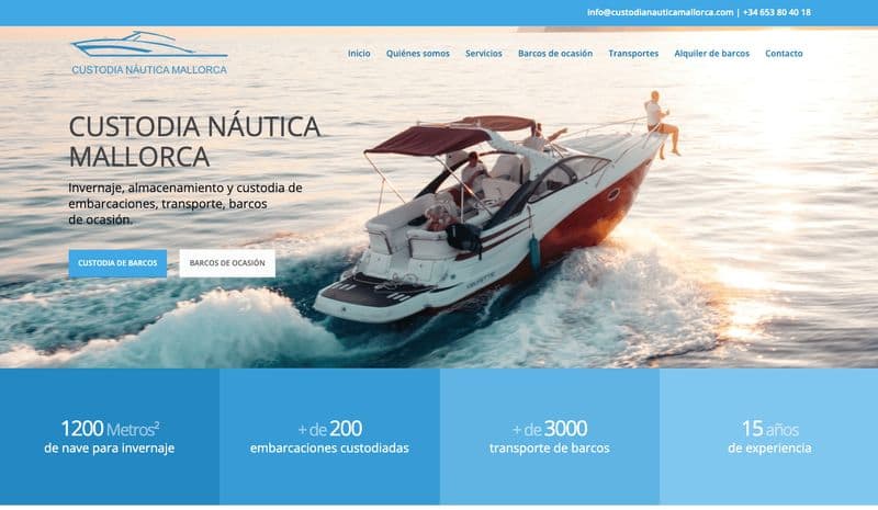 Página de inicio de Custodia Náutica Mallorca con una embarcación navegando al atardecer