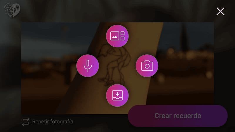 Pantalla para crear un recuerdo en la app SkinLive Tattoo con opciones de foto, audio y galería