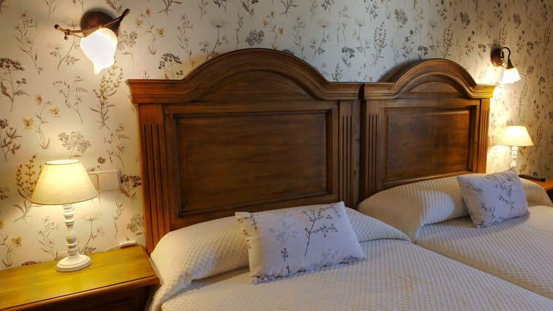 Habitación de un hotel con encanto con cabeceros de madera